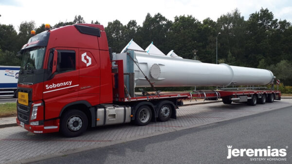 Jadą kominy na budowę