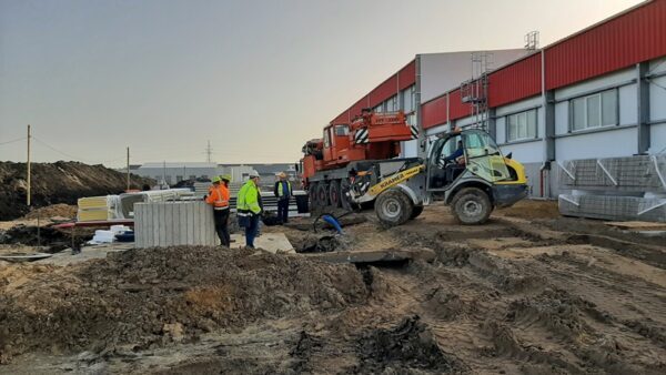 Wysoki komin w krajobrazie księżycowym